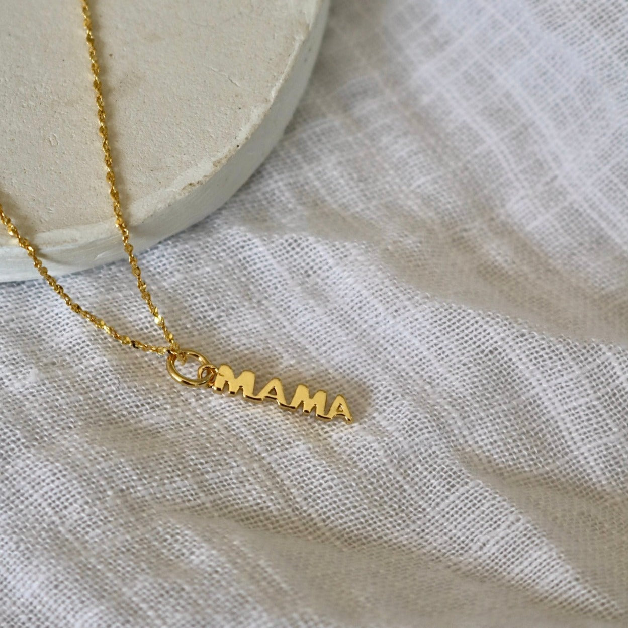 MAMA NECKLACE IN 18K GOLD