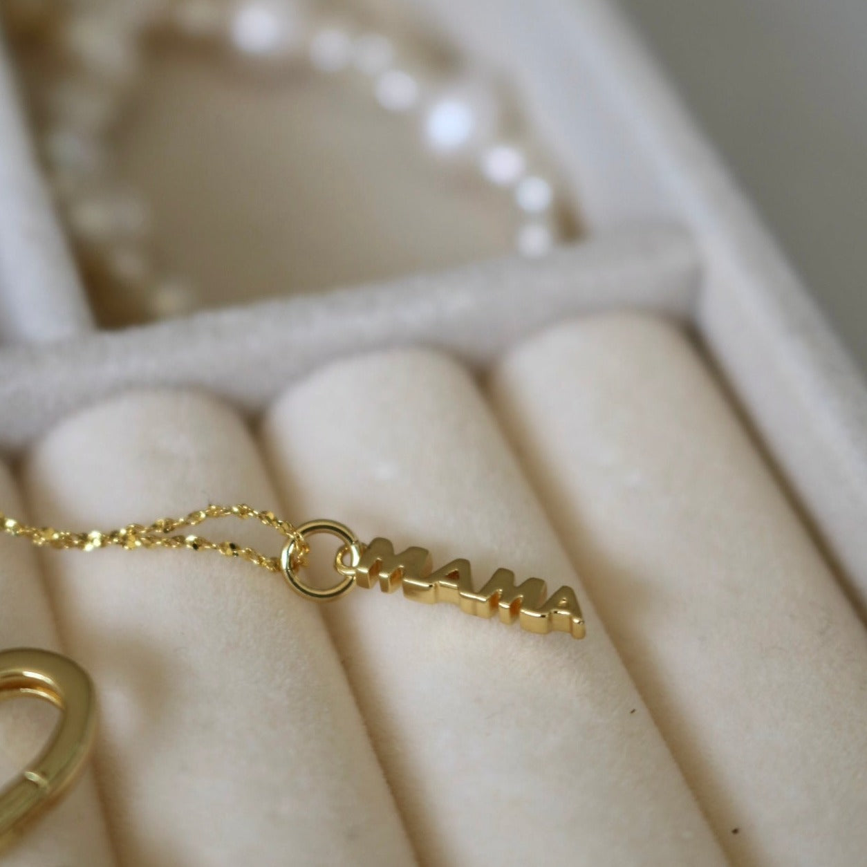 MAMA NECKLACE IN 18K GOLD