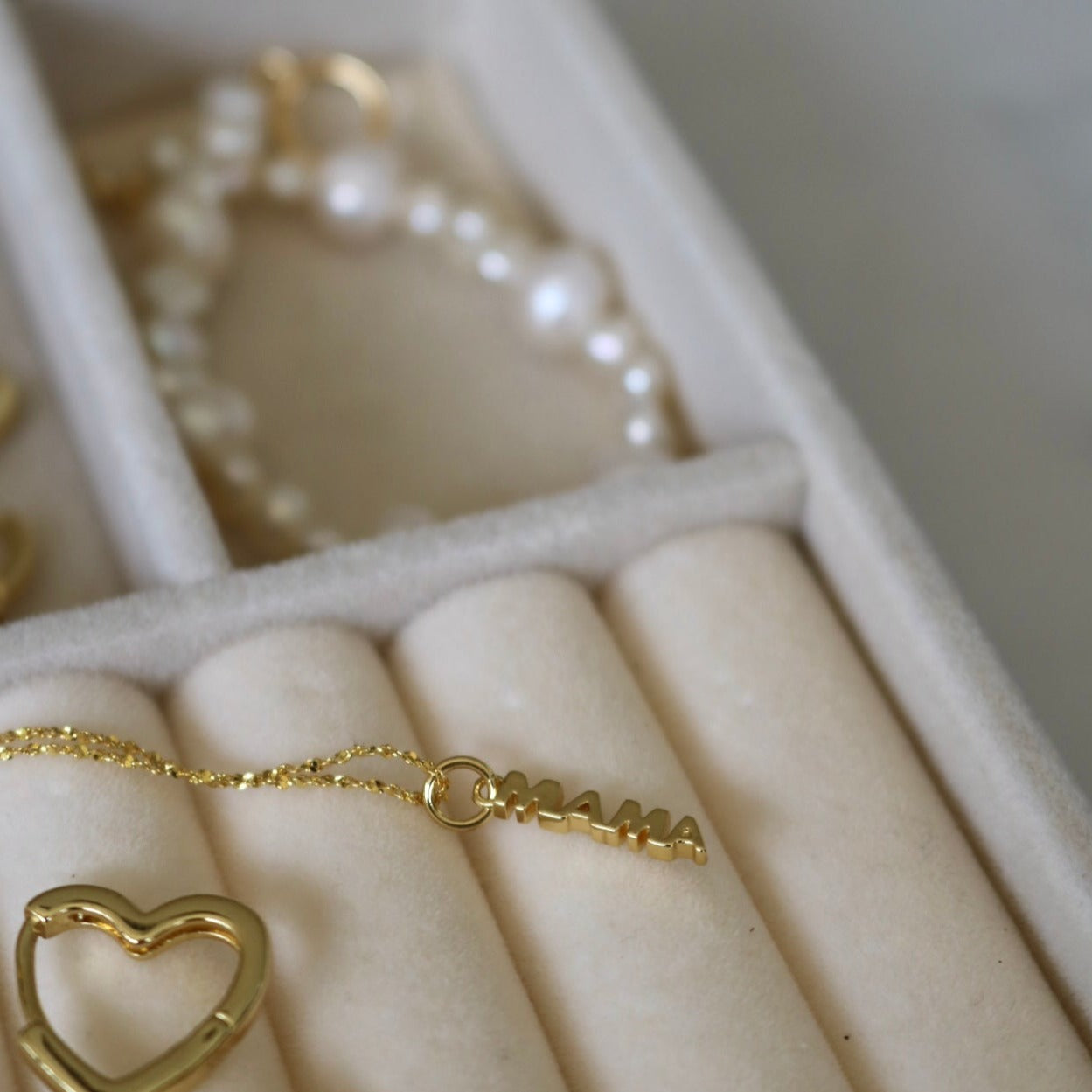 MAMA NECKLACE IN 18K GOLD