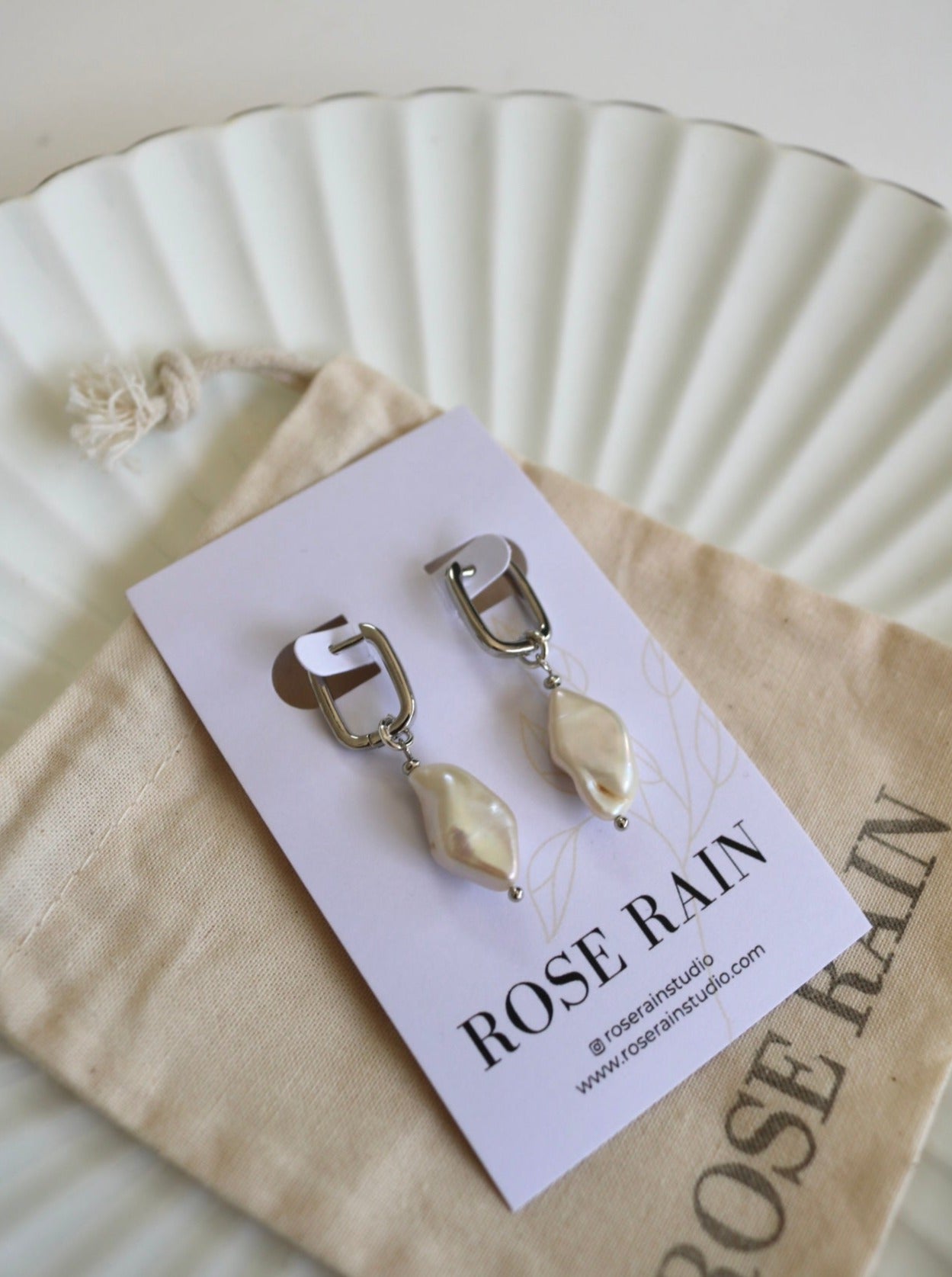 OVAL HOOPS WITH DETACHABLE BAROQUE PEARL IN PLATINUM