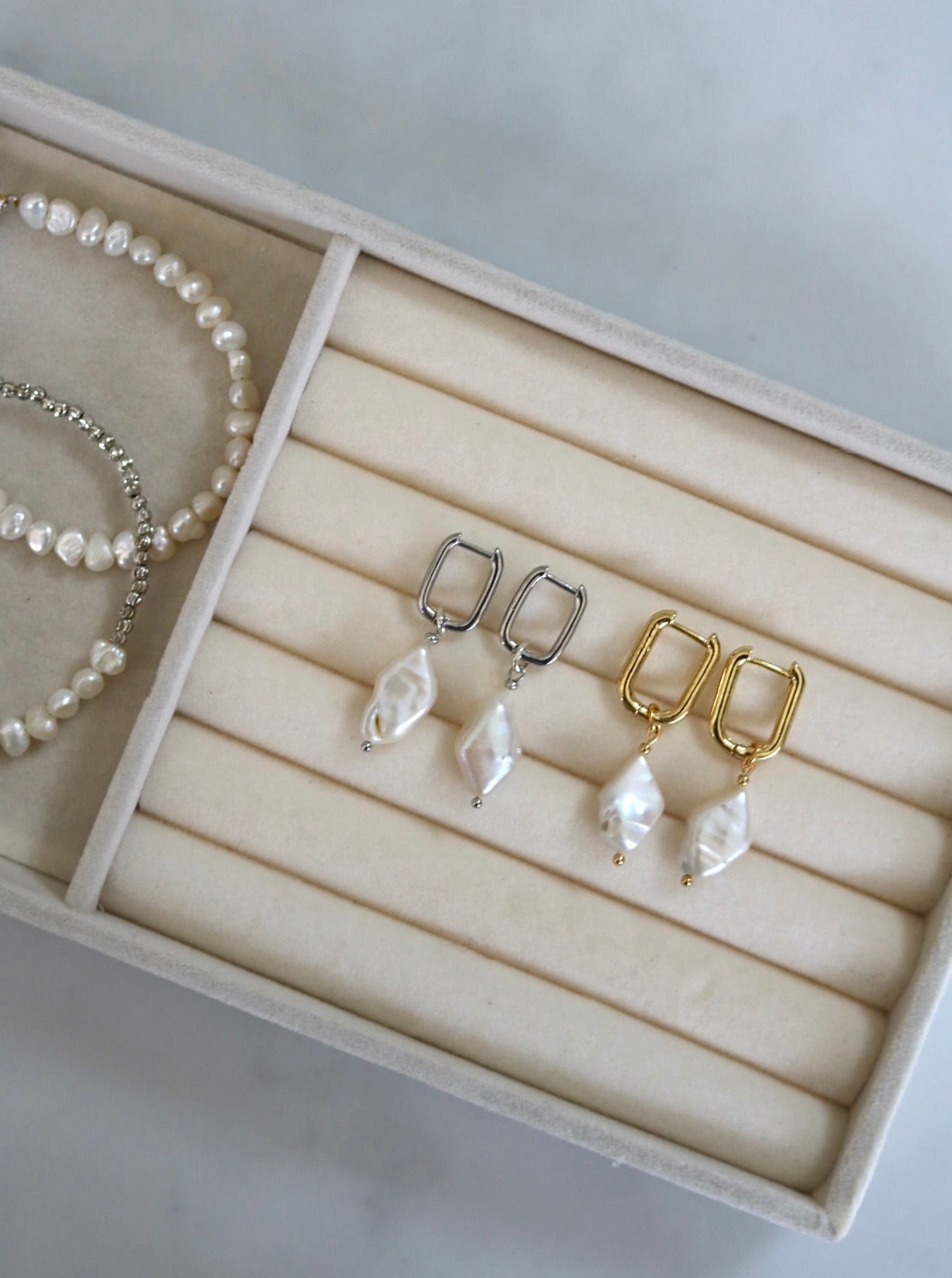 OVAL HOOPS WITH DETACHABLE BAROQUE PEARL IN PLATINUM