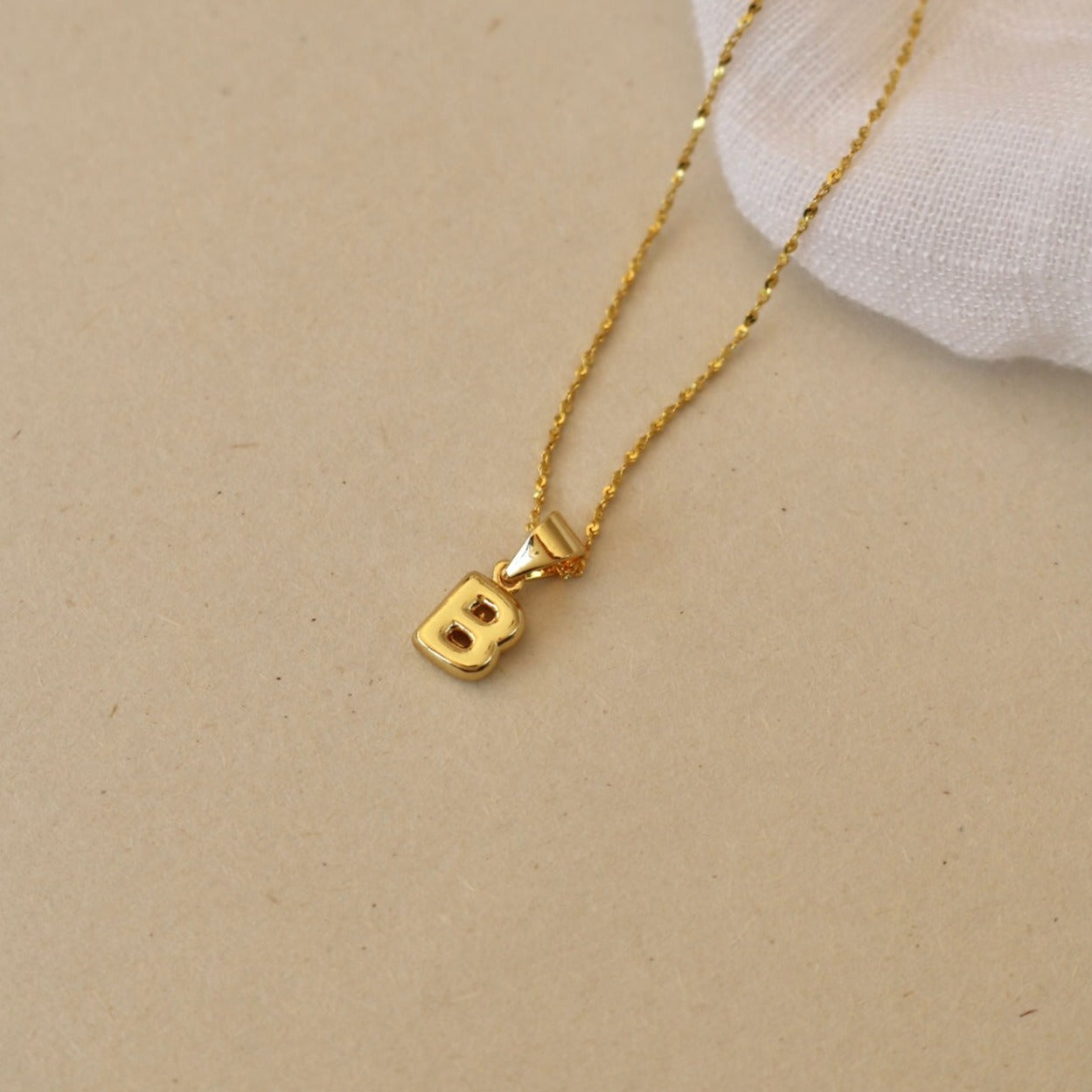 INITIAL LETTER NECKLACE IN 18K GOLD