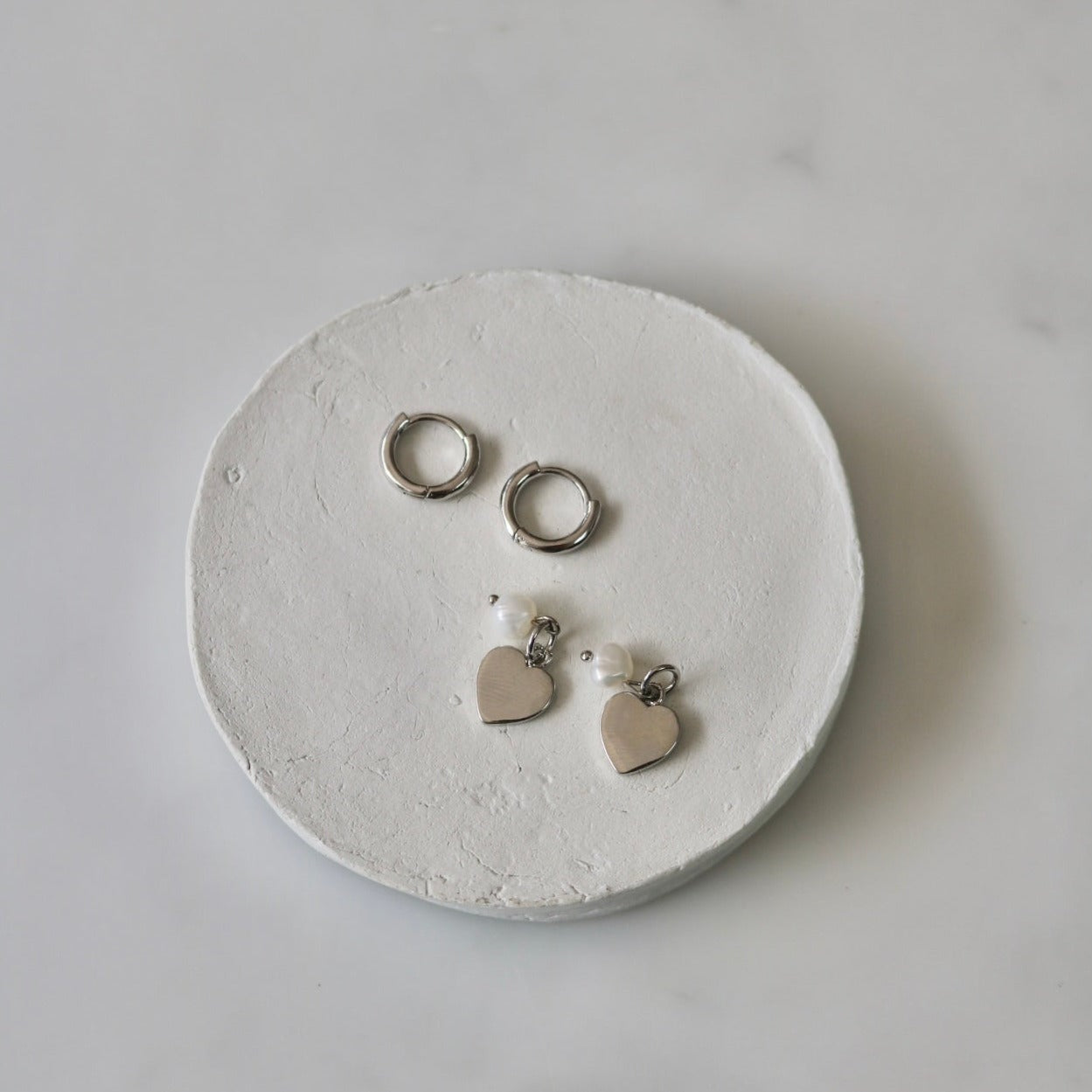 DETACHABLE HEART PEARL CHARM HUGGIE EARRINGS IN PLATINUM