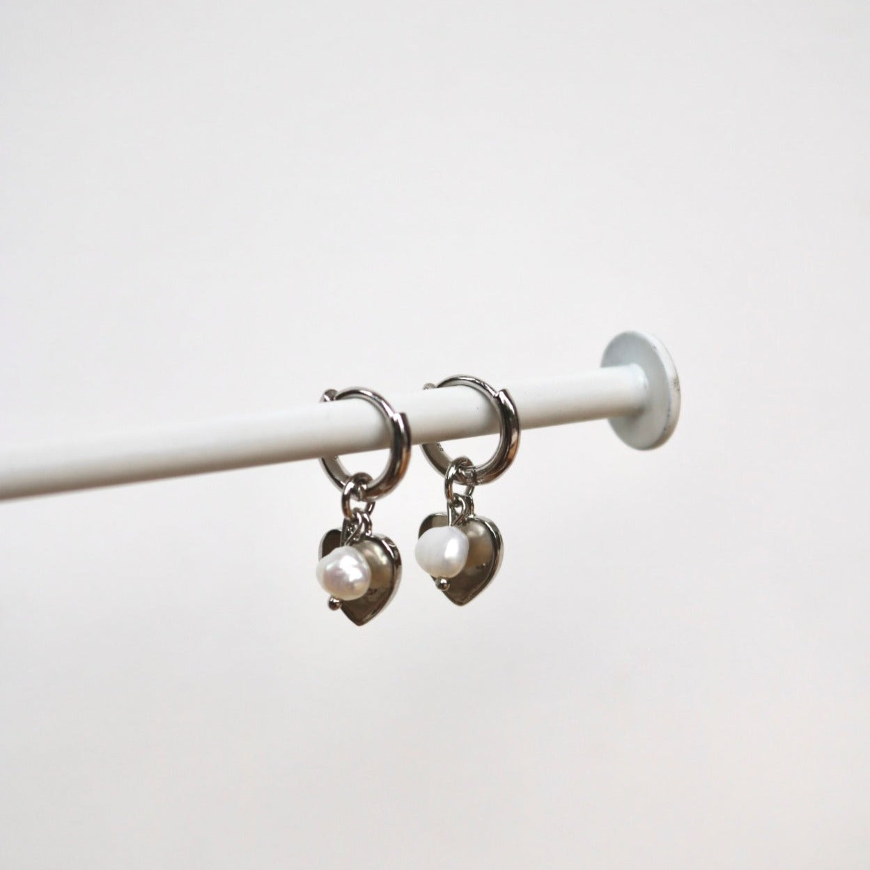 DETACHABLE HEART PEARL CHARM HUGGIE EARRINGS IN PLATINUM