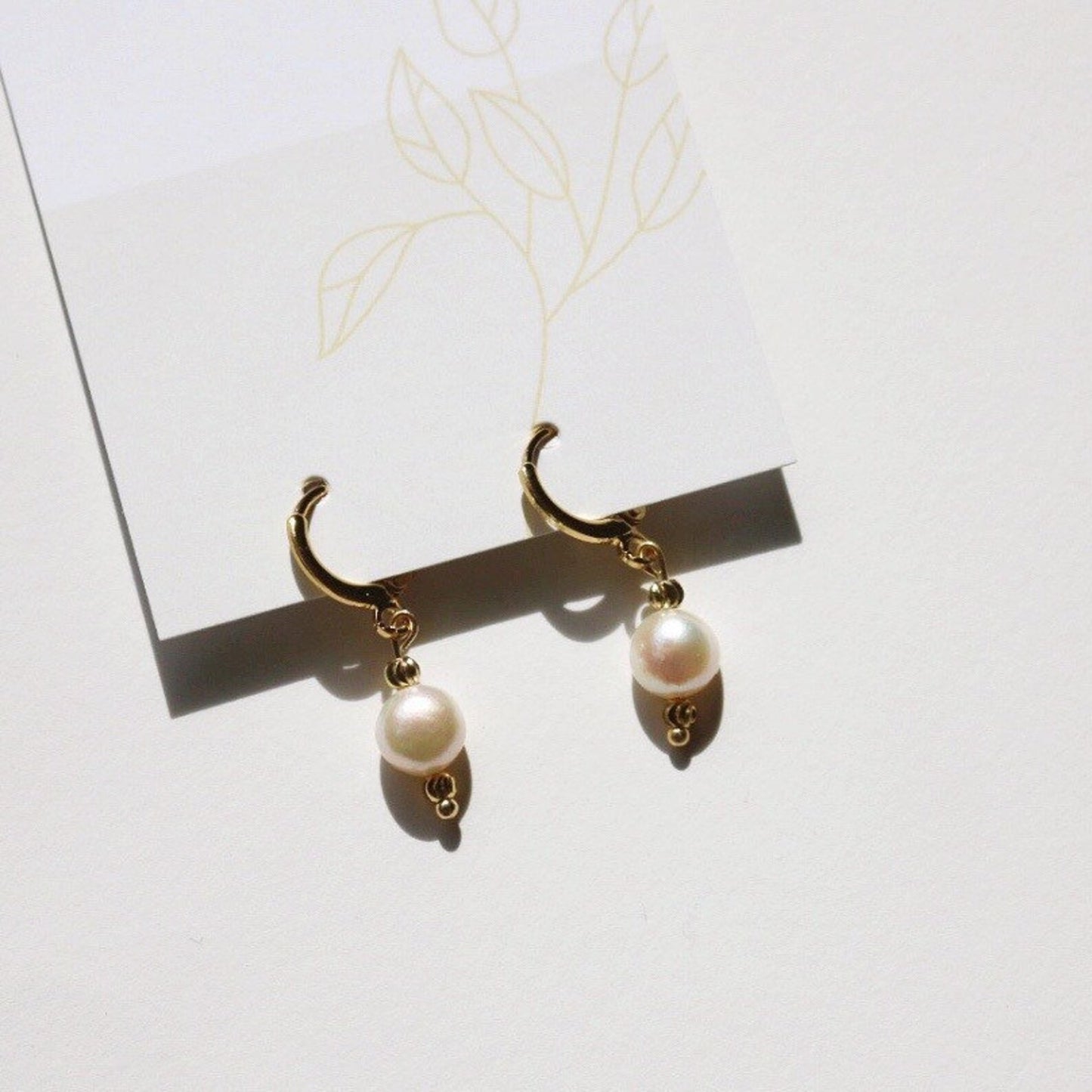 IRIS FRESHWATER PEARL HUGGIE EARRINGS IN 18K GOLD