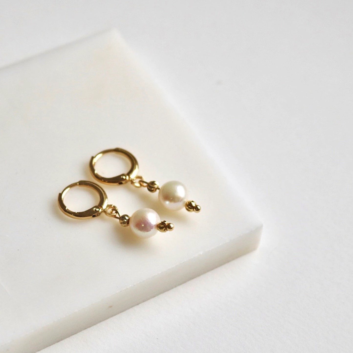IRIS FRESHWATER PEARL HUGGIE EARRINGS IN 18K GOLD