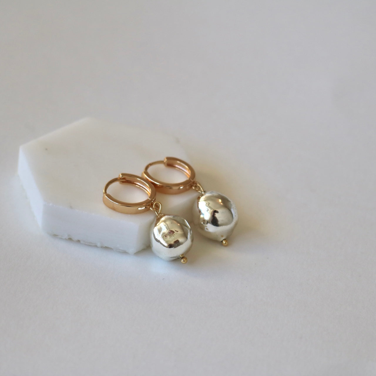 SILVER FRESHWATER PEARL HUGGIE EARRINGS IN 18K GOLD