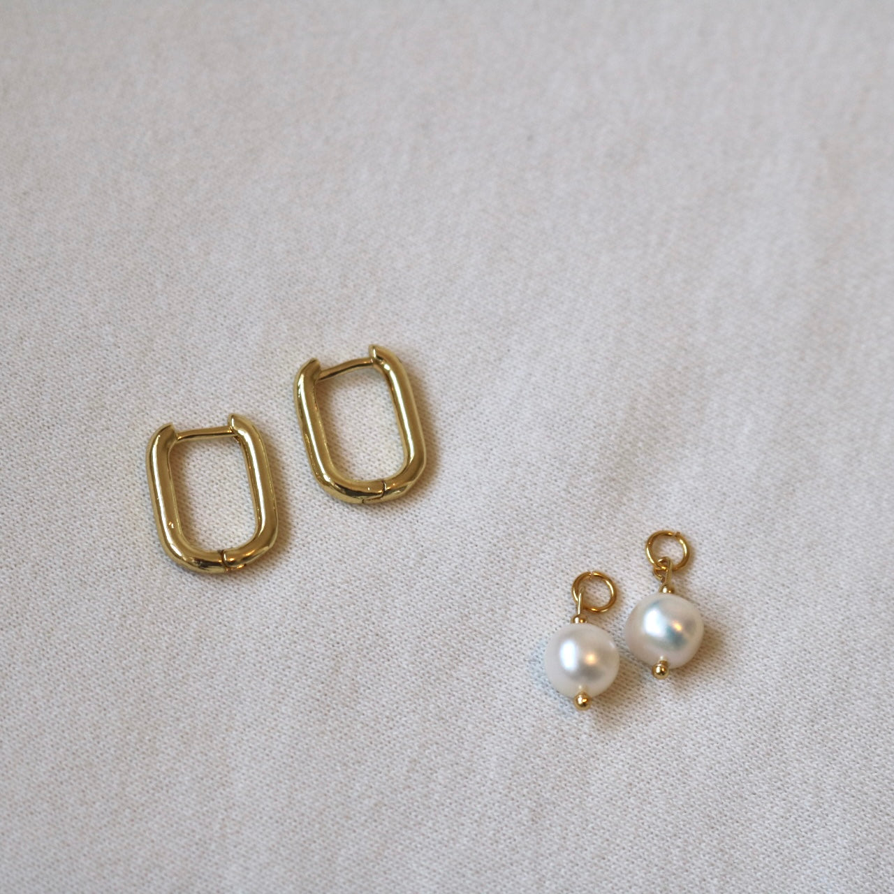 OVAL HOOPS WITH DETACHABLE PEARL IN 18K GOLD