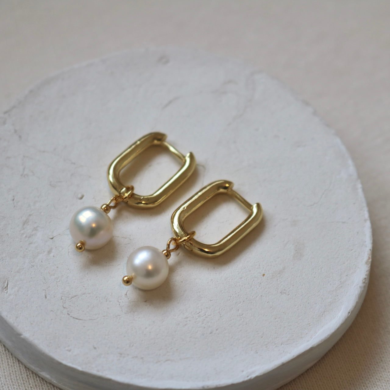 OVAL HOOPS WITH DETACHABLE PEARL IN 18K GOLD