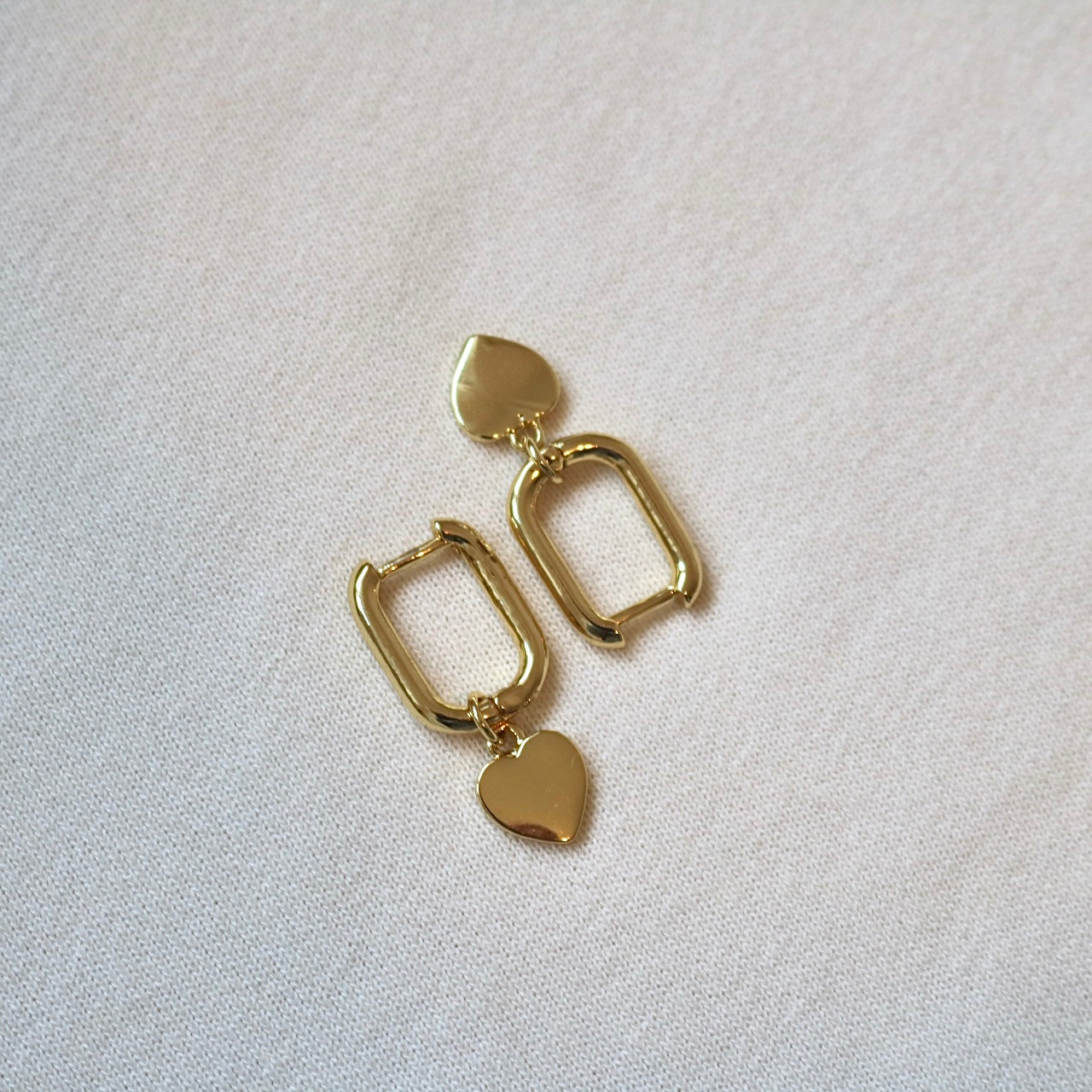 OVAL HOOPS WITH DETACHABLE HEART IN 18K GOLD