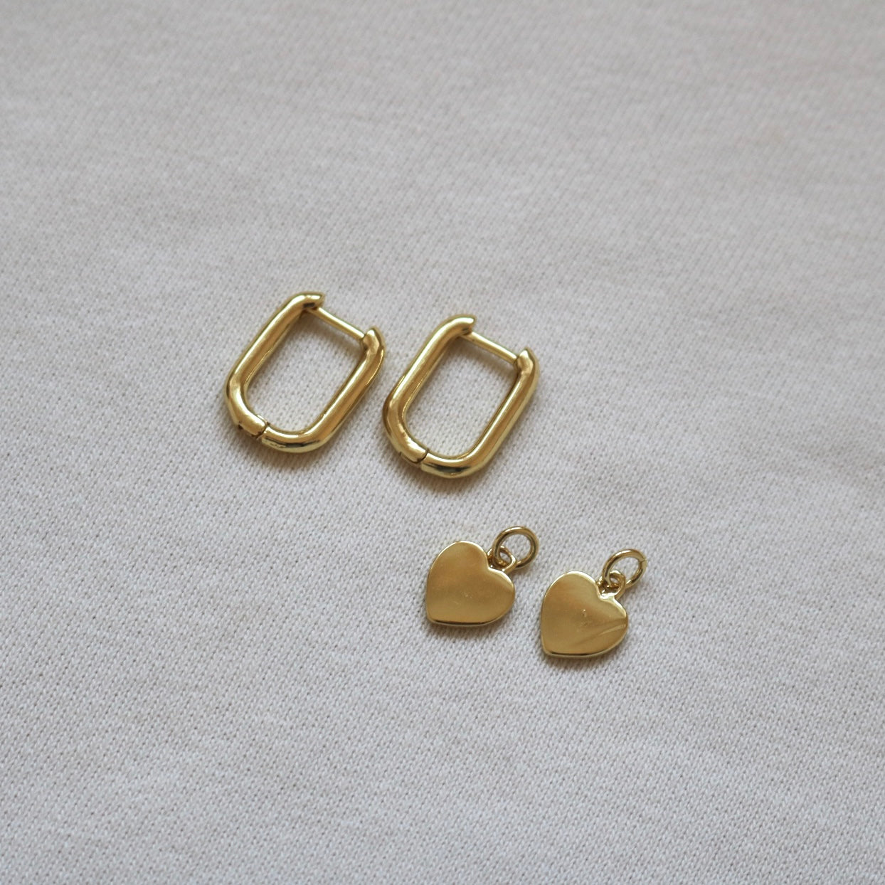 OVAL HOOPS WITH DETACHABLE HEART IN 18K GOLD