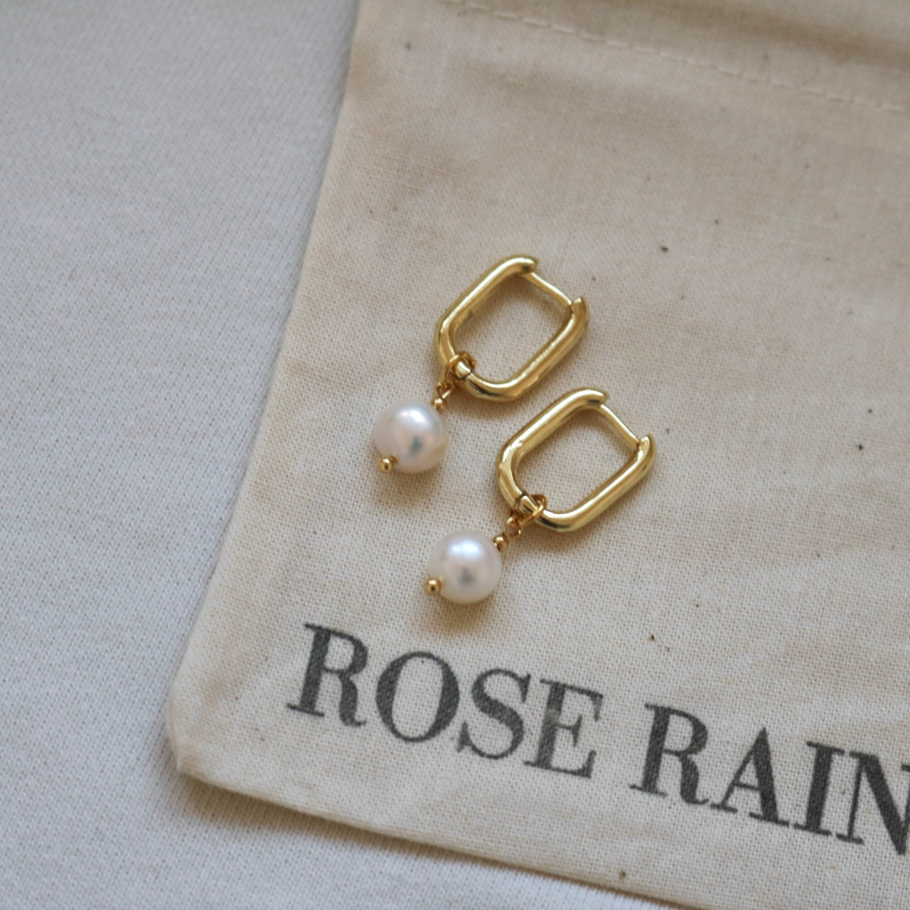 OVAL HOOPS WITH DETACHABLE PEARL IN 18K GOLD