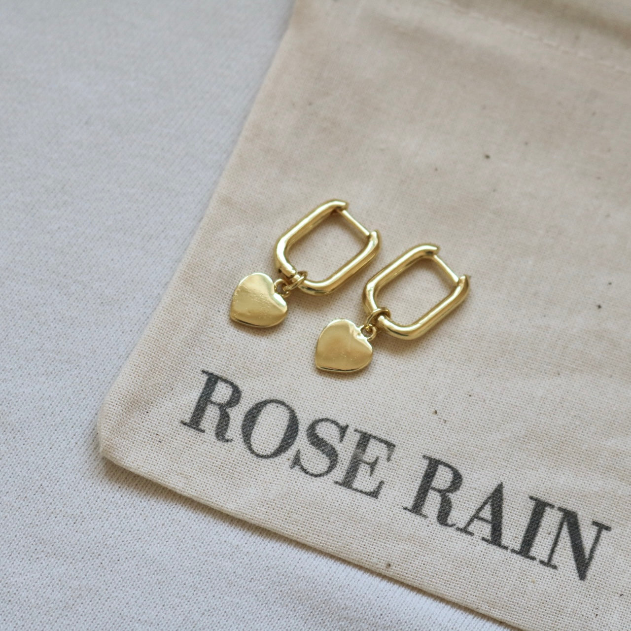 OVAL HOOPS WITH DETACHABLE HEART IN 18K GOLD