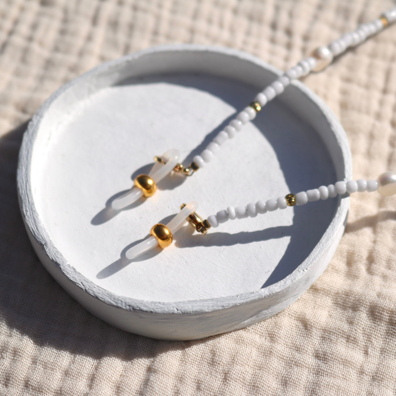 FRESHWATER PEARL SUNGLASSES CHAIN IN 18K GOLD