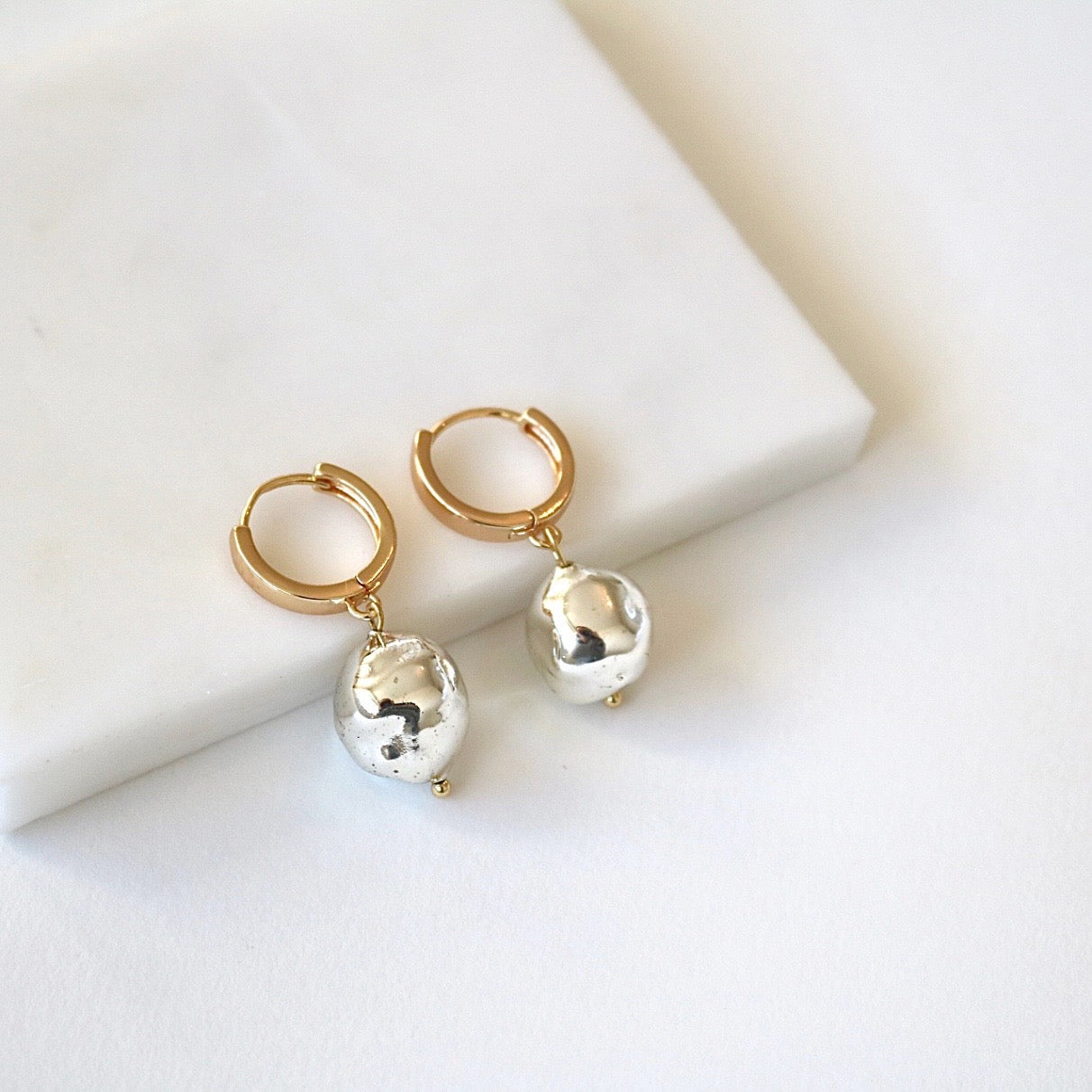 SILVER FRESHWATER PEARL HUGGIE EARRINGS IN 18K GOLD