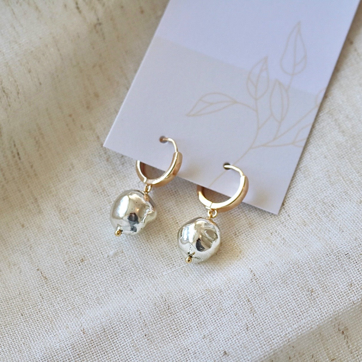 SILVER FRESHWATER PEARL HUGGIE EARRINGS IN 18K GOLD