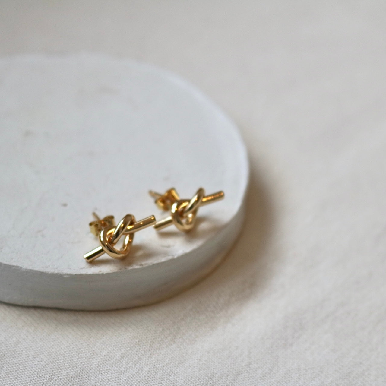 KNOT STUD EARRINGS IN 18K GOLD