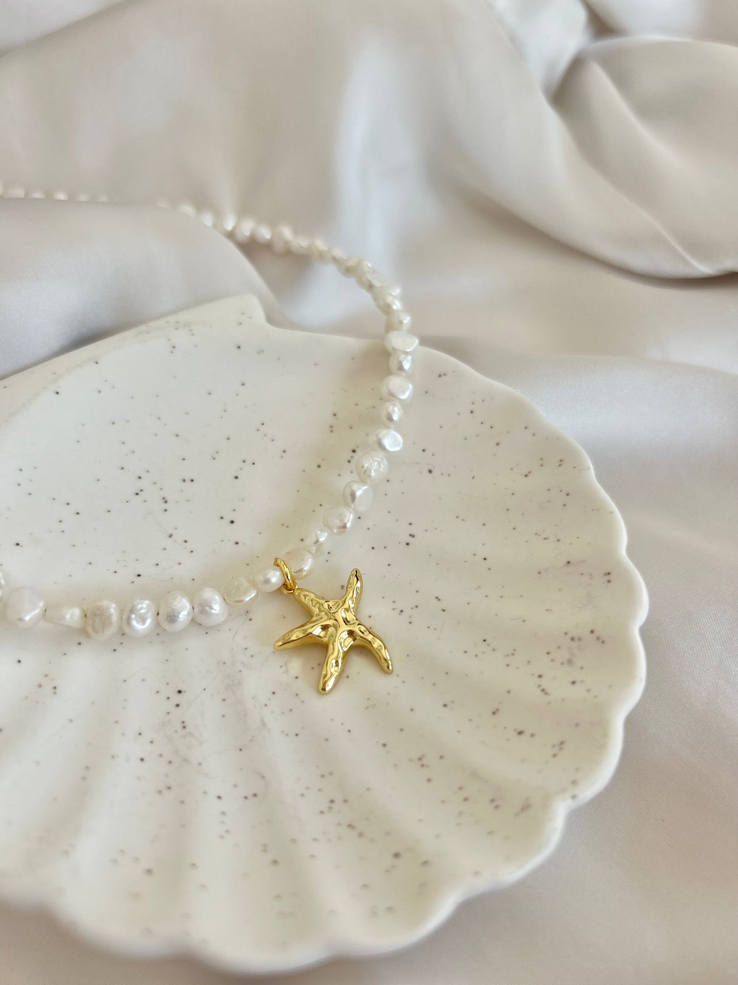 STARFISH FRESHWATER PEARL NECKLACE IN 18K GOLD