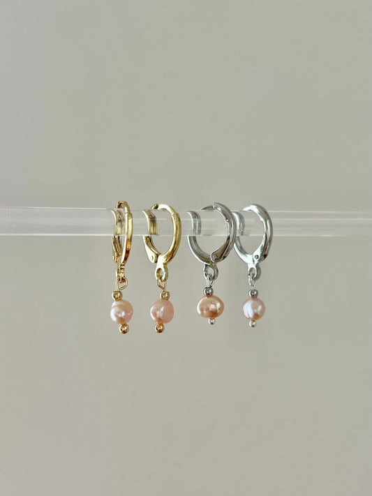 TINY FRESHWATER PINK PEARL HUGGIE EARRINGS IN 18K GOLD