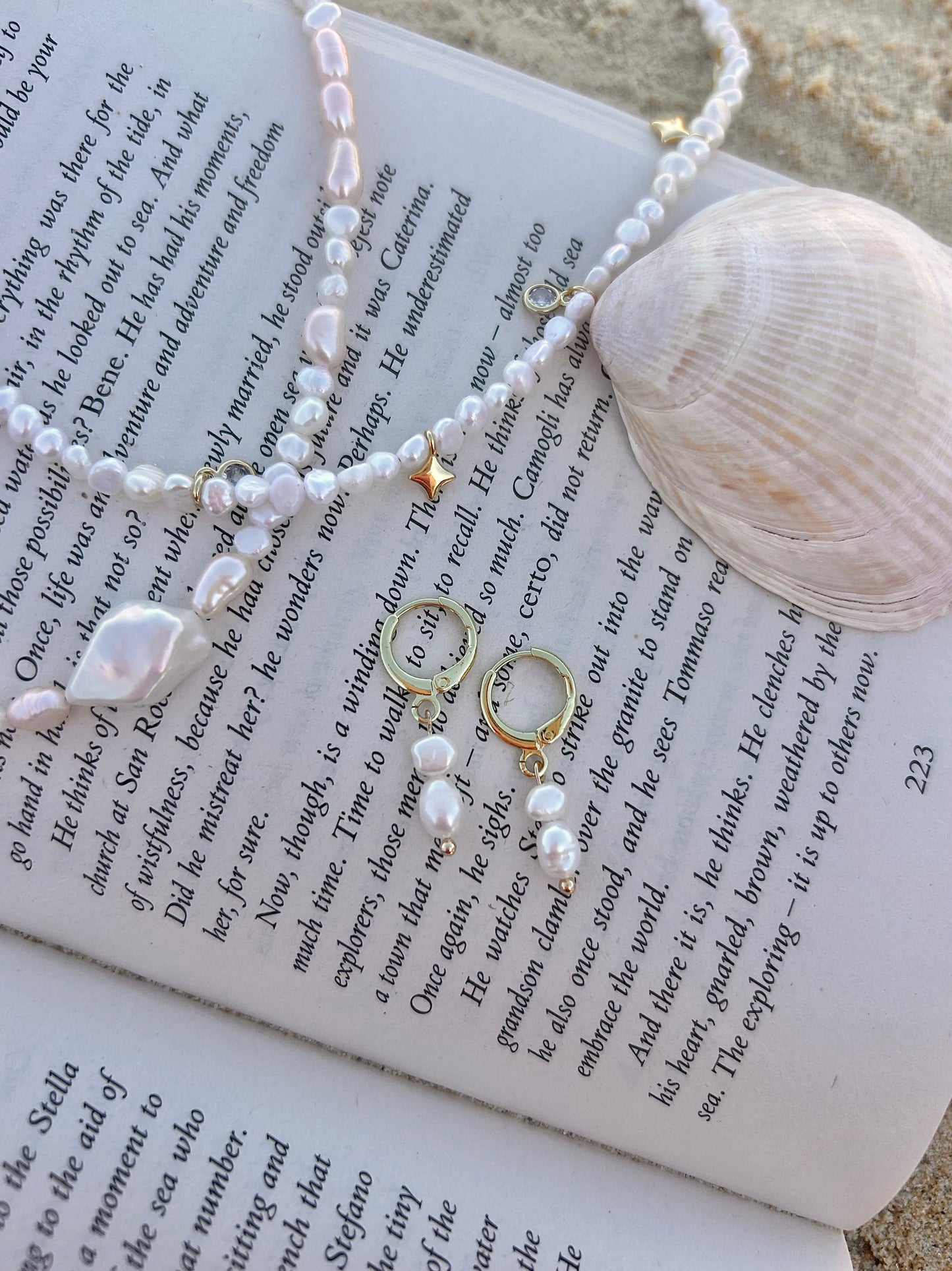 DOUBLE FRESHWATER PEARL HUGGIE EARRINGS IN 18K GOLD