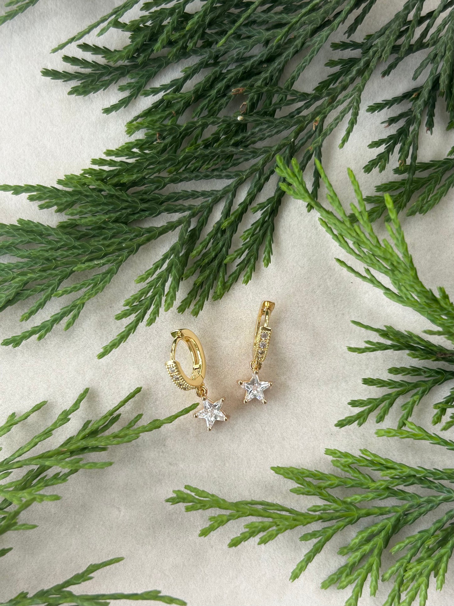 NOVA STAR HUGGIE EARRINGS IN 18K GOLD