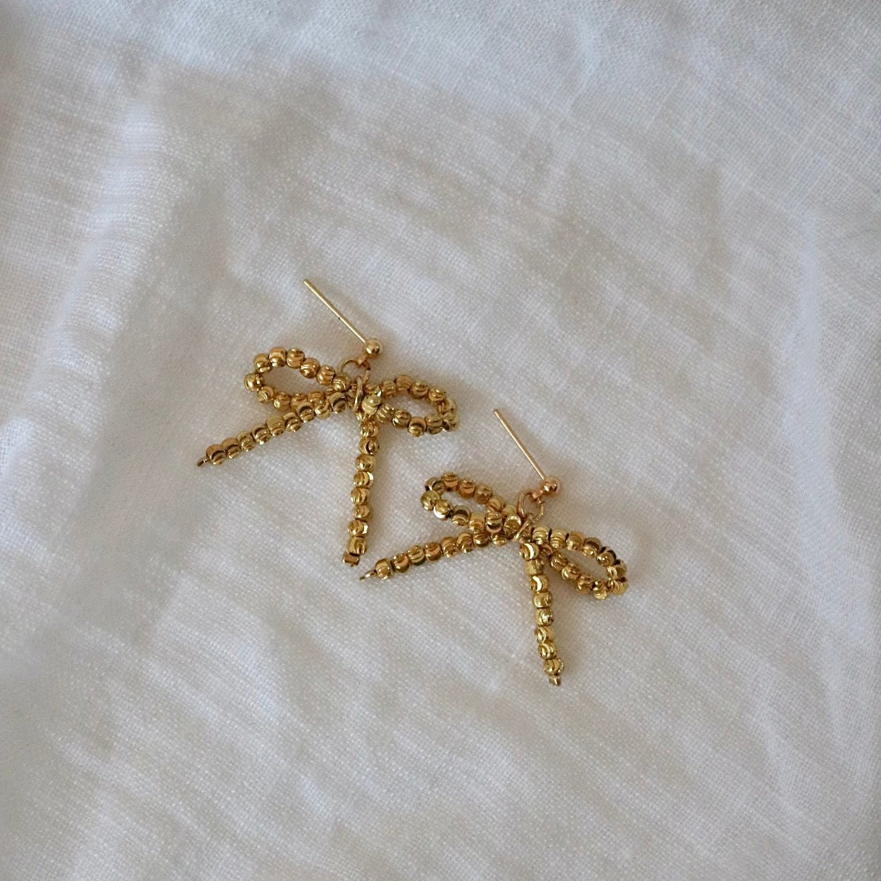 BEADED BOW STUDS IN 18K GOLD