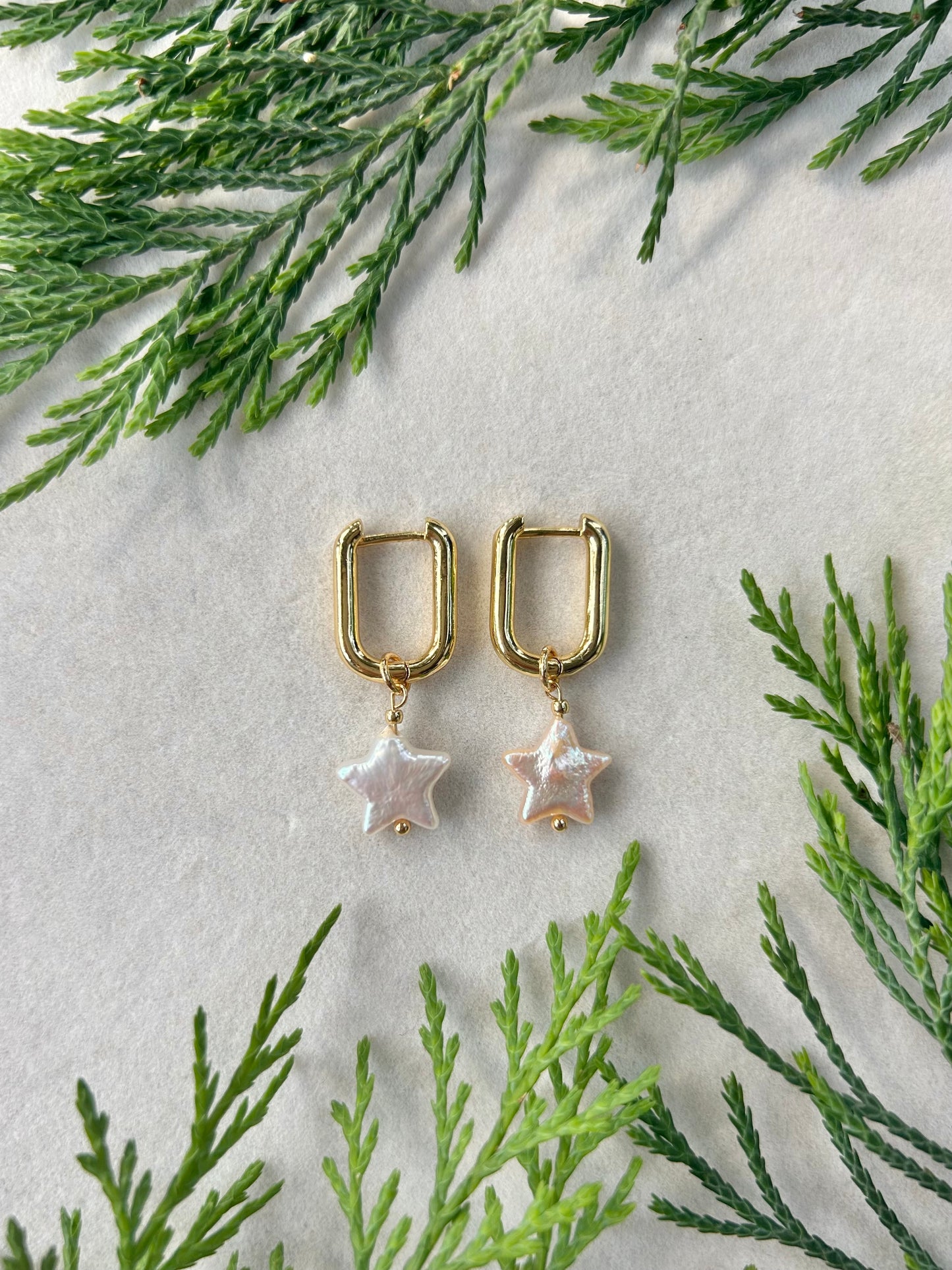 OVAL HOOPS WITH DETACHABLE STAR PEARL IN 18K GOLD