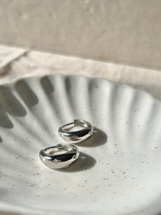 LUNA HUGGIE HOOPS IN PLATINUM