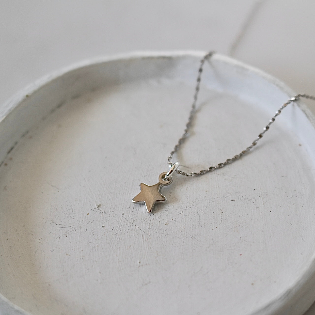 TINY STAR NECKLACE IN PLATINUM