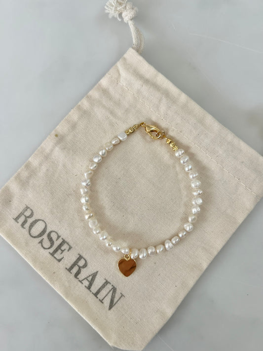 LOVER FRESHWATER PEARL HEART CHARM BRACELET IN 18K GOLD