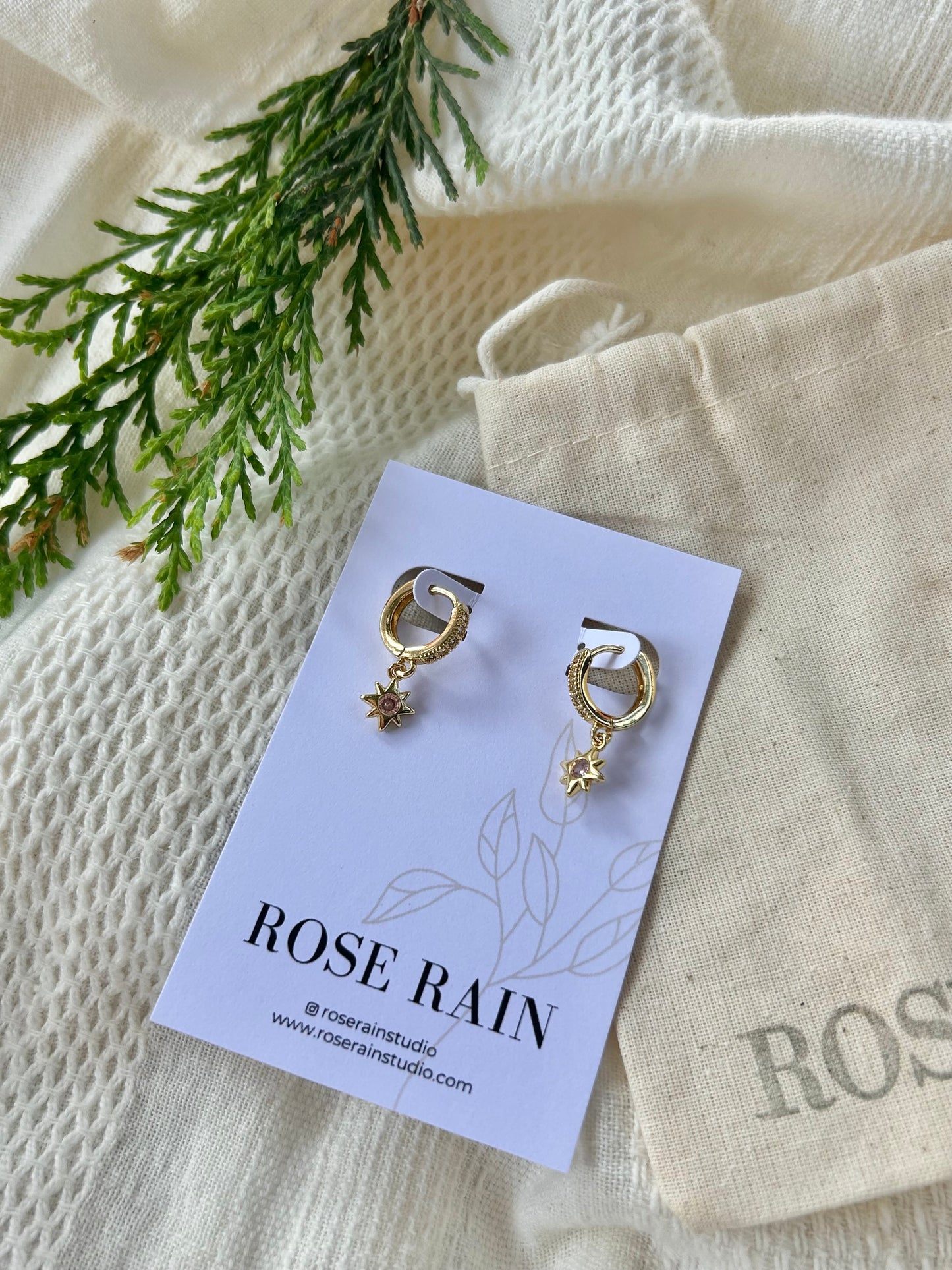 PINK STAR HUGGIE EARRINGS IN 18K GOLD