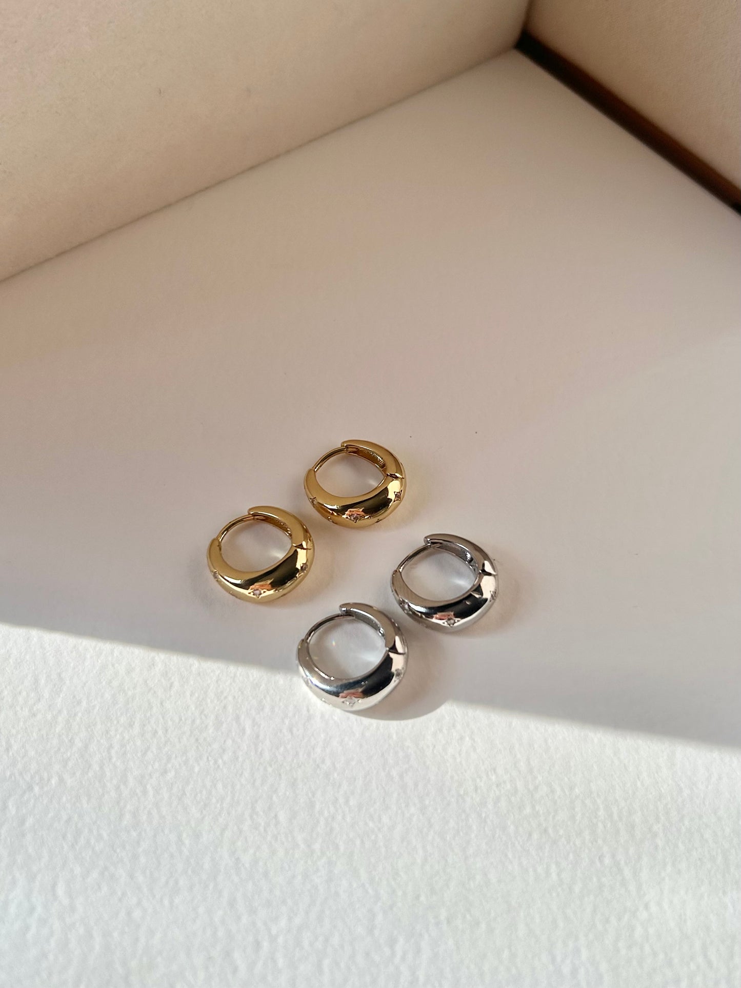 LUNA HUGGIE HOOPS IN PLATINUM