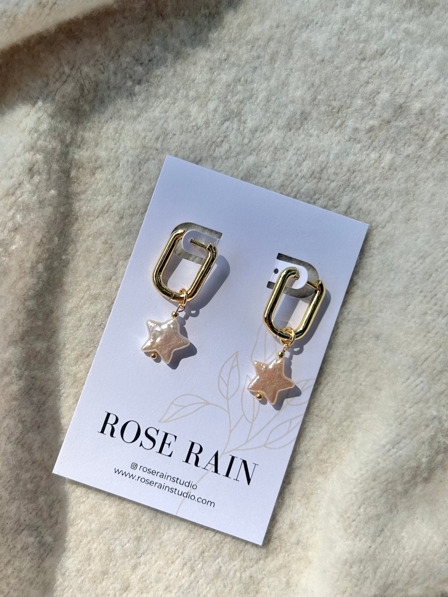 OVAL HOOPS WITH DETACHABLE STAR PEARL IN 18K GOLD