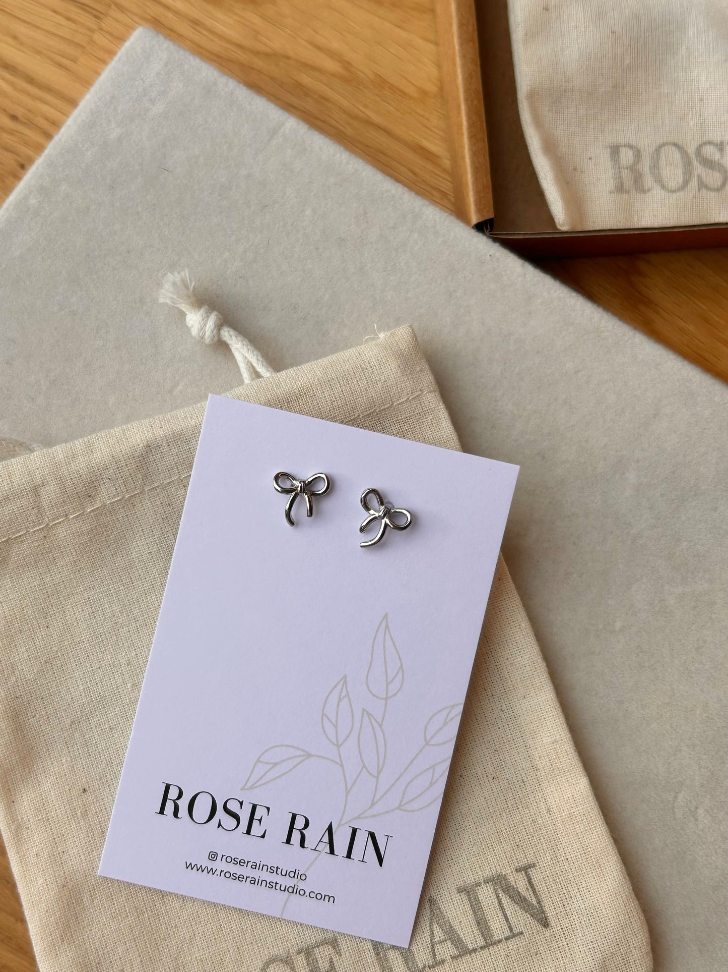 BOW STUD EARRINGS IN PLATINUM