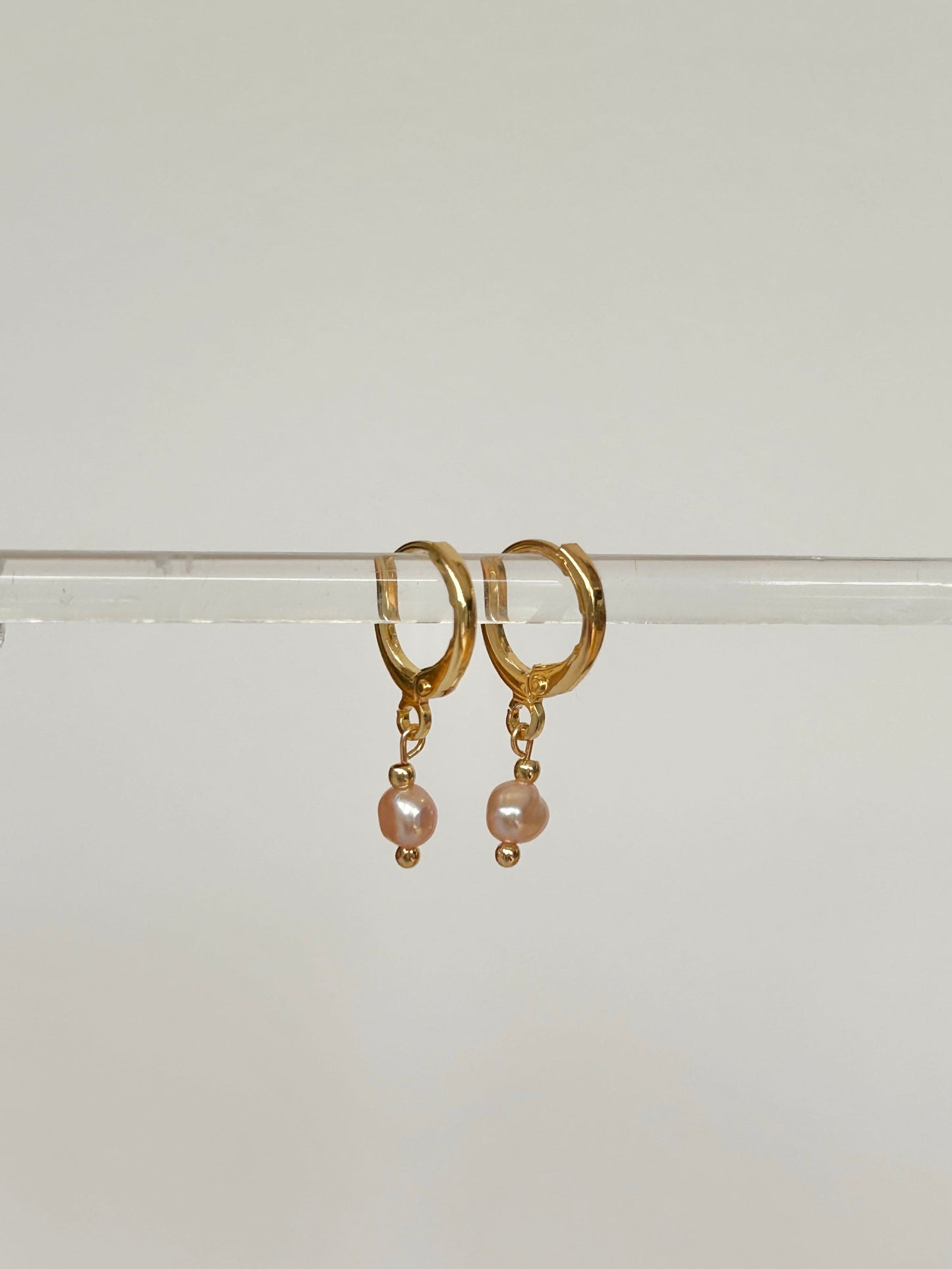 TINY FRESHWATER PINK PEARL HUGGIE EARRINGS IN 18K GOLD