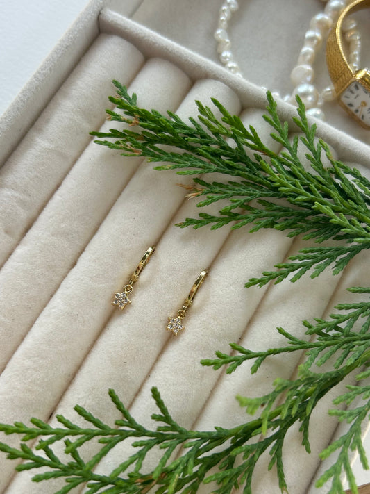 TINY STAR HUGGIE EARRINGS IN 18K GOLD