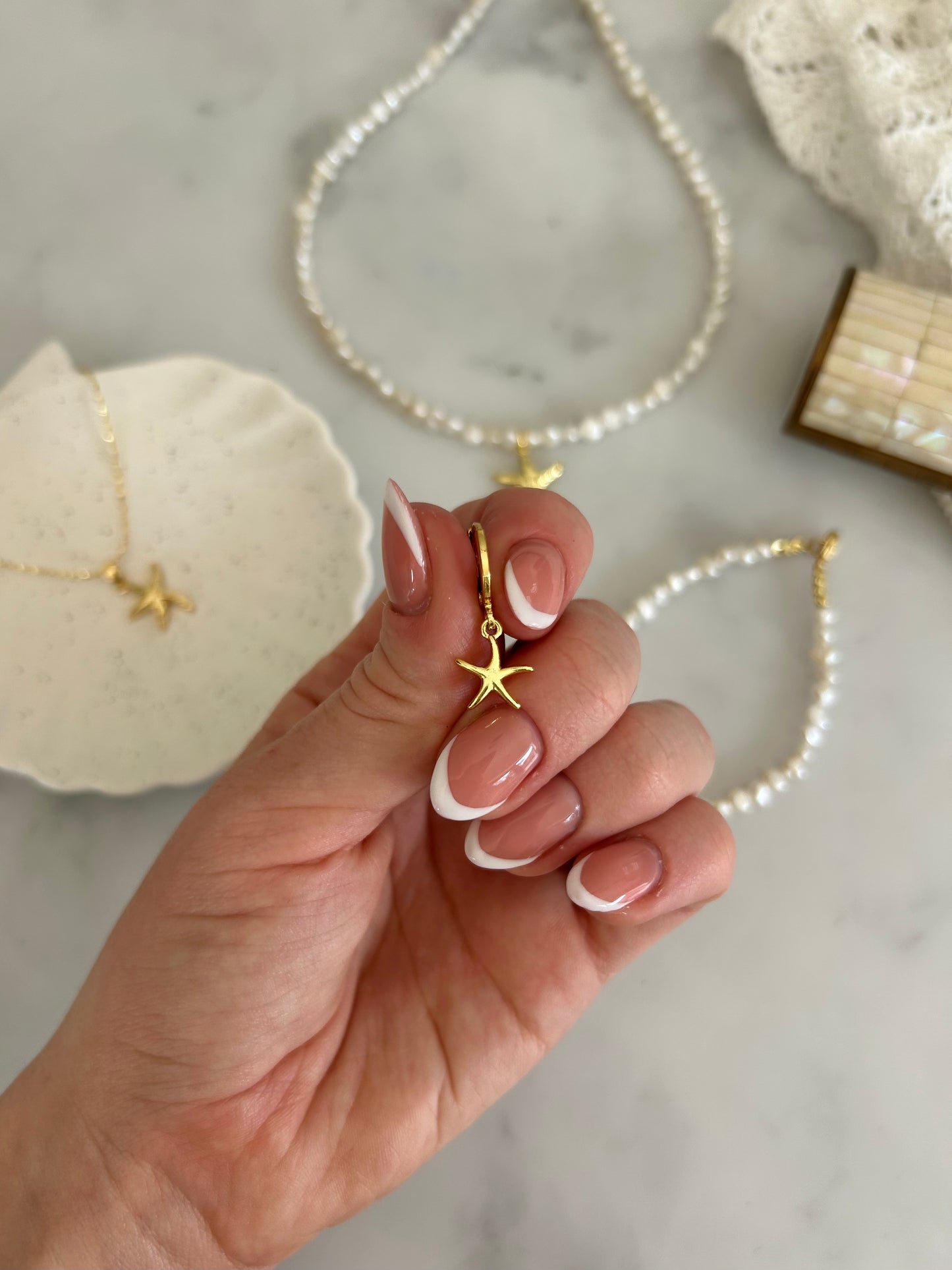 STARFISH HUGGIE EARRINGS IN 18K GOLD