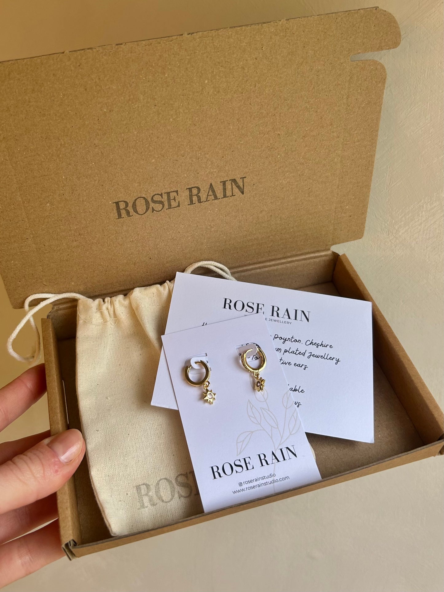 PINK STAR HUGGIE EARRINGS IN 18K GOLD