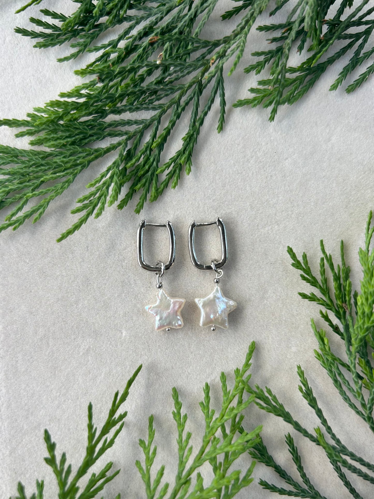 OVAL HOOPS WITH DETACHABLE STAR PEARL IN PLATINUM