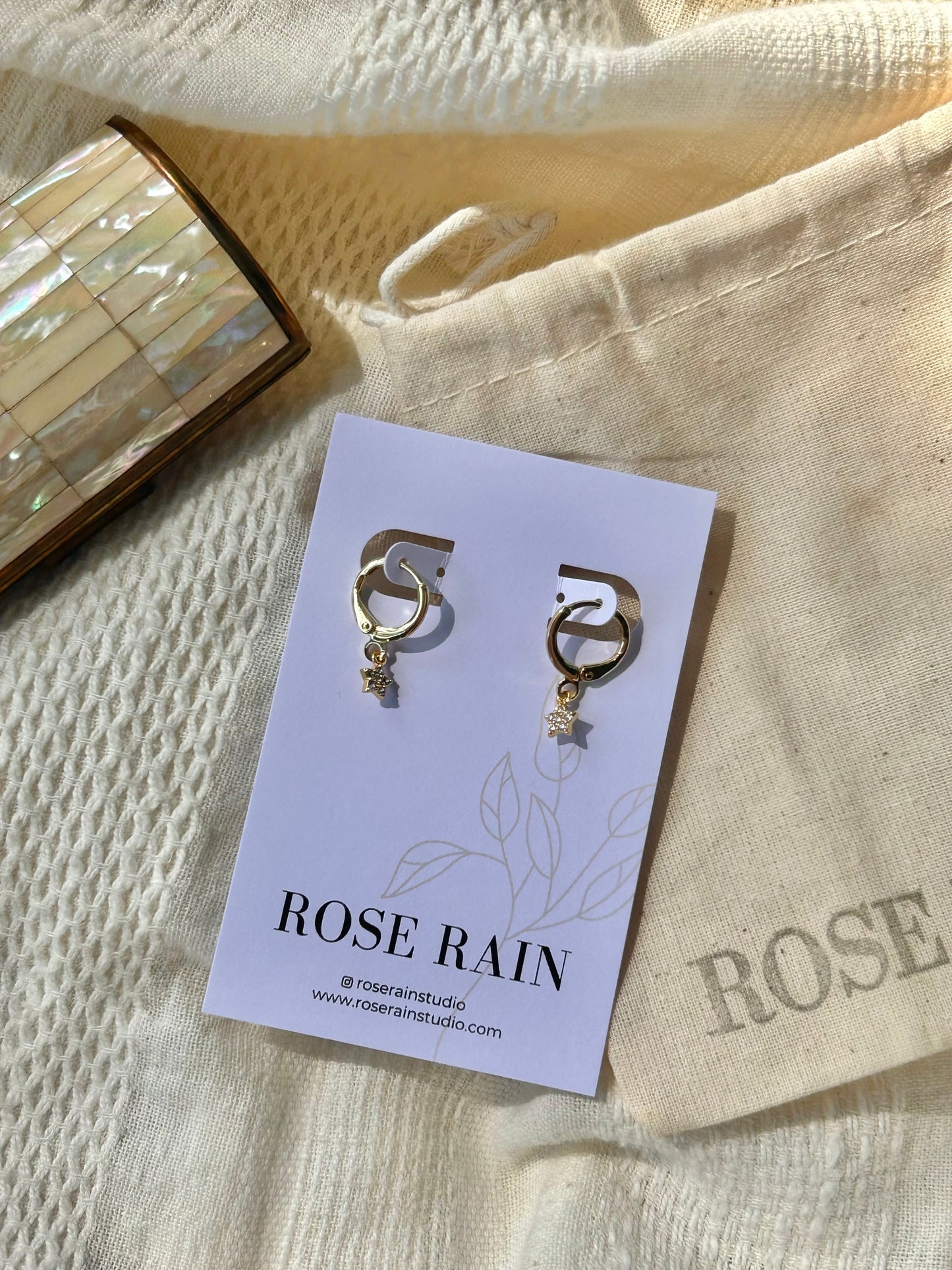 TINY STAR HUGGIE EARRINGS IN 18K GOLD