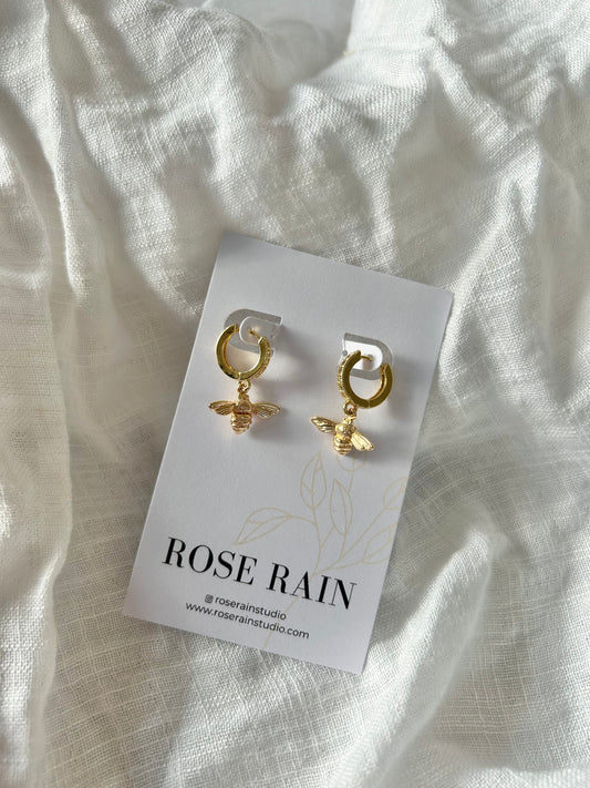 BEE HUGGIE EARRINGS IN 18K GOLD