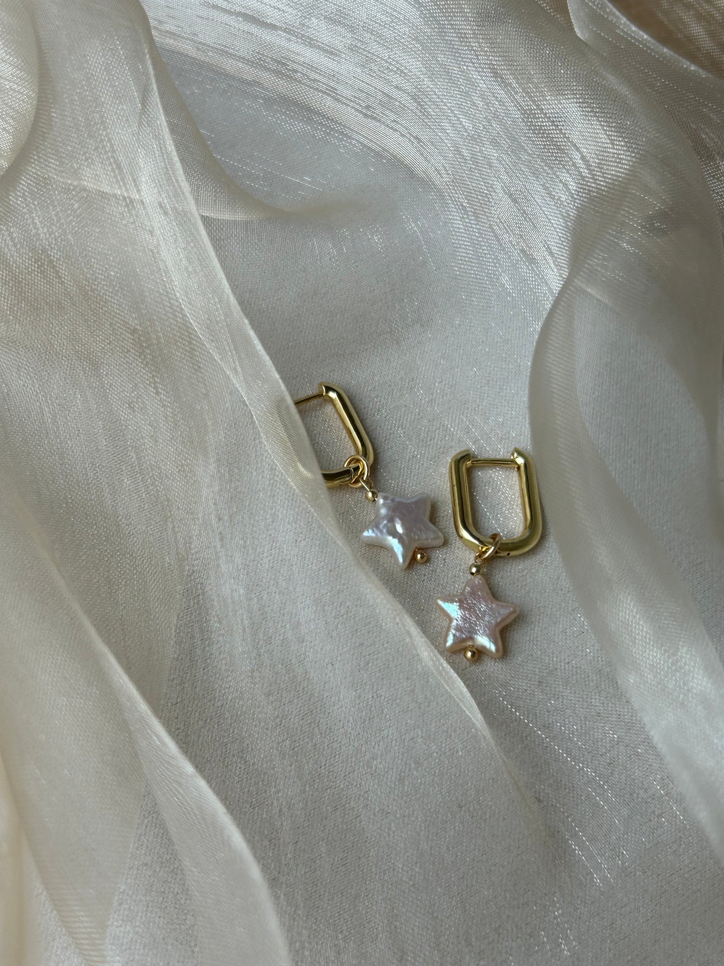 OVAL HOOPS WITH DETACHABLE STAR PEARL IN 18K GOLD