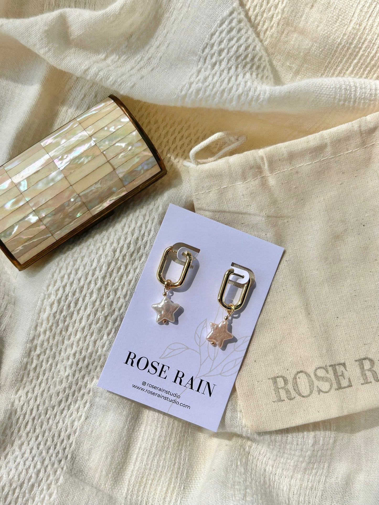 OVAL HOOPS WITH DETACHABLE STAR PEARL IN 18K GOLD