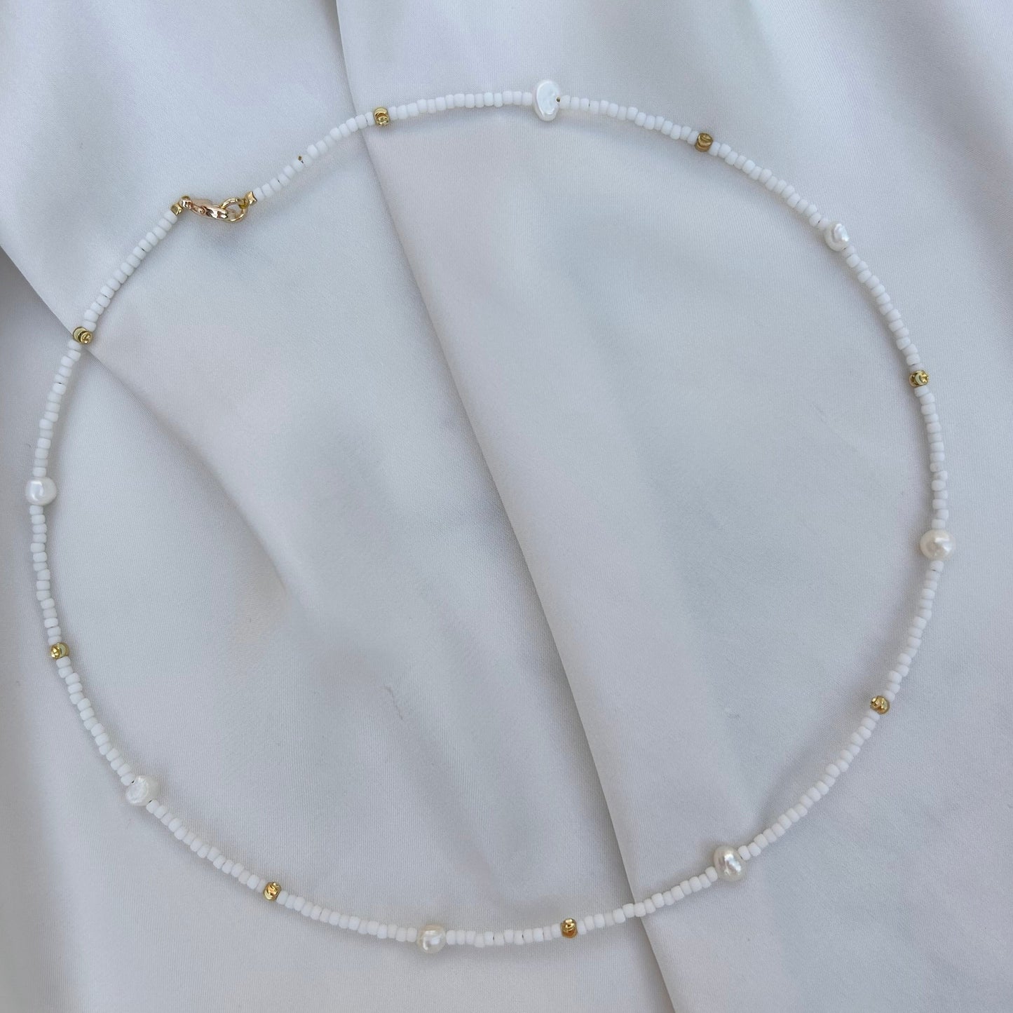 WHITE PEARL BEADED NECKLACE IN 18K GOLD