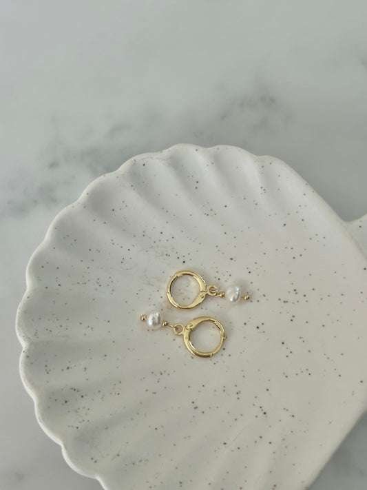 TINY FRESHWATER PEARL HUGGIE EARRINGS IN 18K GOLD