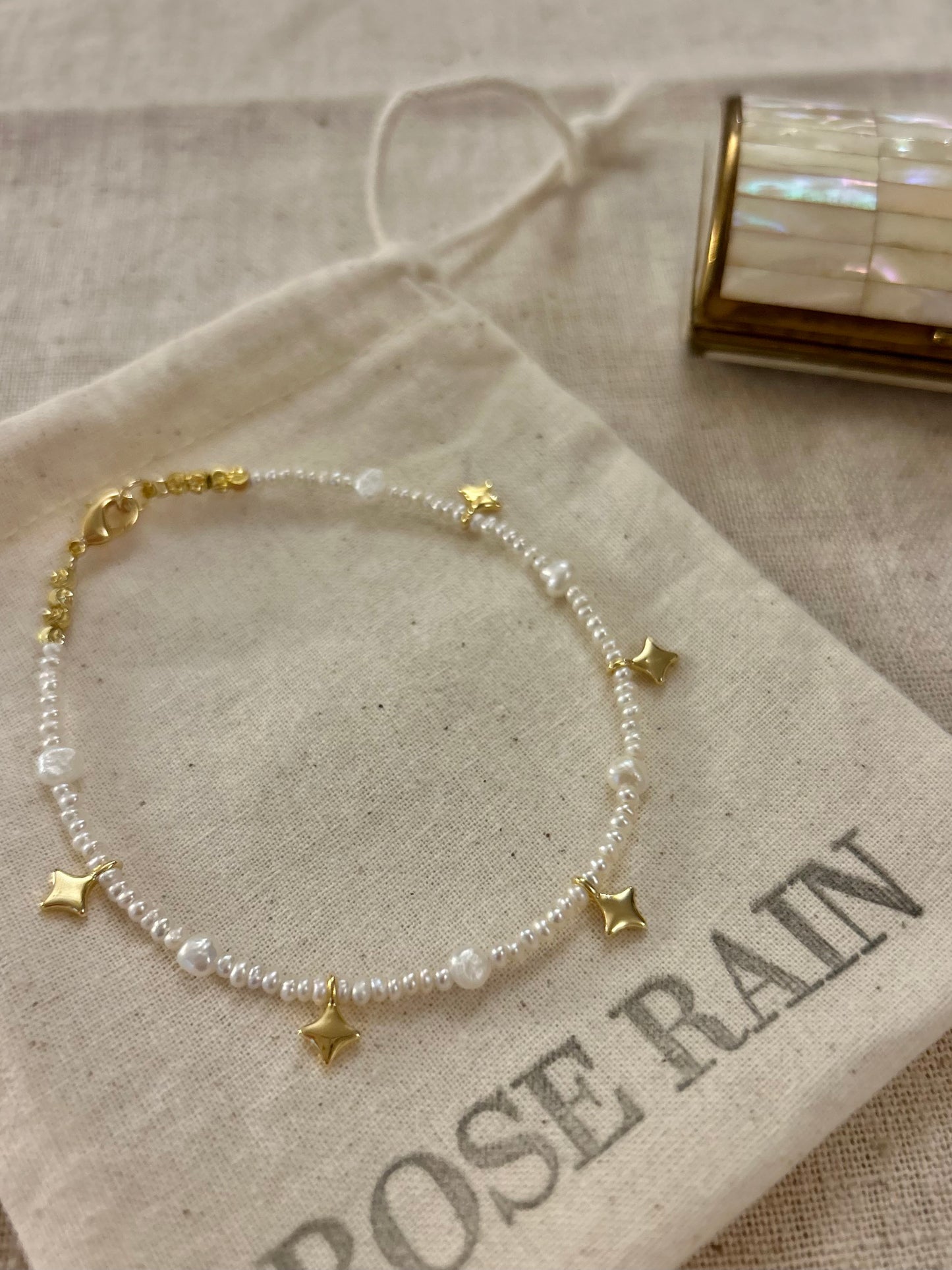 TINY STAR & FRESHWATER PEARL BEADED BRACELET IN 18K GOLD