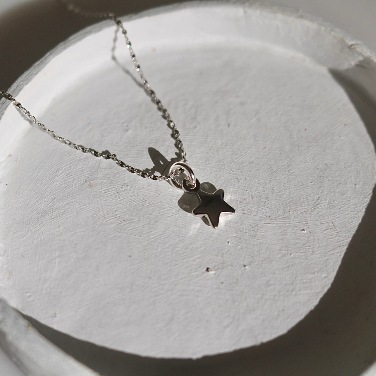 TINY STAR NECKLACE IN PLATINUM