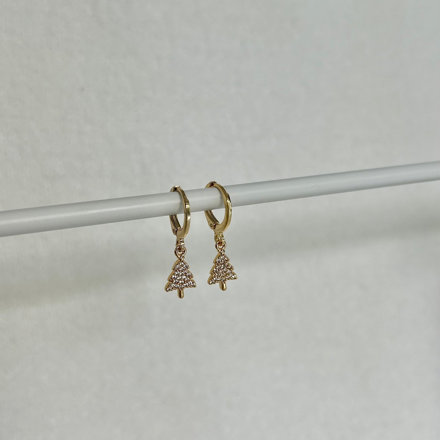 CHRISTMAS TREE HUGGIE EARRINGS IN 18K GOLD