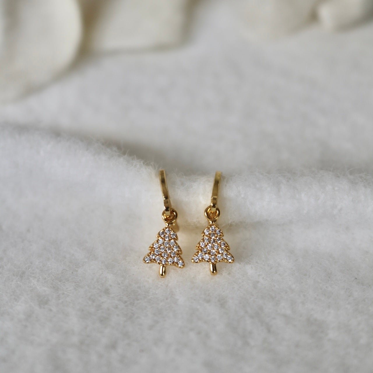 CHRISTMAS TREE HUGGIE EARRINGS IN 18K GOLD