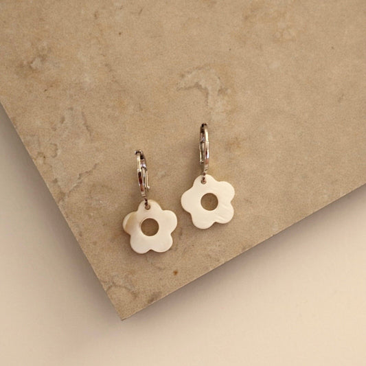 FRESHWATER SHELL FLOWER HUGGIE EARRINGS IN PLATINUM